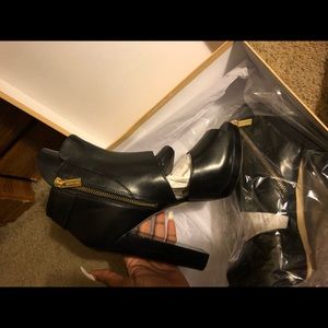 Michael Kors Wyatt heel